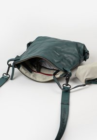 Borsa a tracolla verde in pelle con chiusura a zip, rivestimento interno a righe e pochette con zip rimovibile. Dotata di spallacci regolabili.