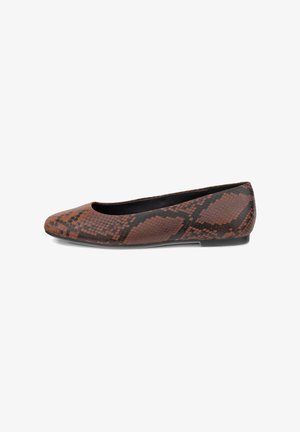 Ballet flat kuosin käärmeennahasta, jossa on pyöreä kärki, ruskea ja musta tekstuuri, sileä nahkapinta ja matala, joustava pohja.