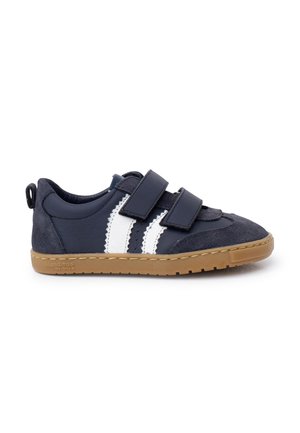 Sneakers blu navy con cinturini in velcro, design a righe bianche, materiali in pelle scamosciata e pelle, punta rotonda e suola in gomma testurizzata.