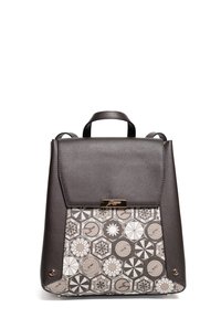 Sac à dos en cuir marron avec un devant texturé présentant des motifs géométriques en nuances de beige et gris, des garnitures dorées, et une poignée supérieure.