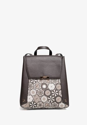 Zaino in pelle marrone con fronte strutturato caratterizzato da motivi geometrici in tonalità beige e grigie, dettagli in metallo dorato e manico superiore.