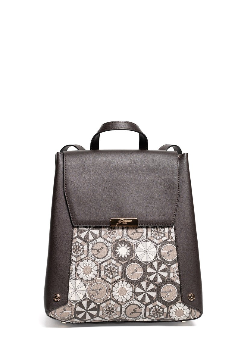 Sac à dos en cuir marron avec un devant texturé présentant des motifs géométriques en nuances de beige et gris, des garnitures dorées, et une poignée supérieure.