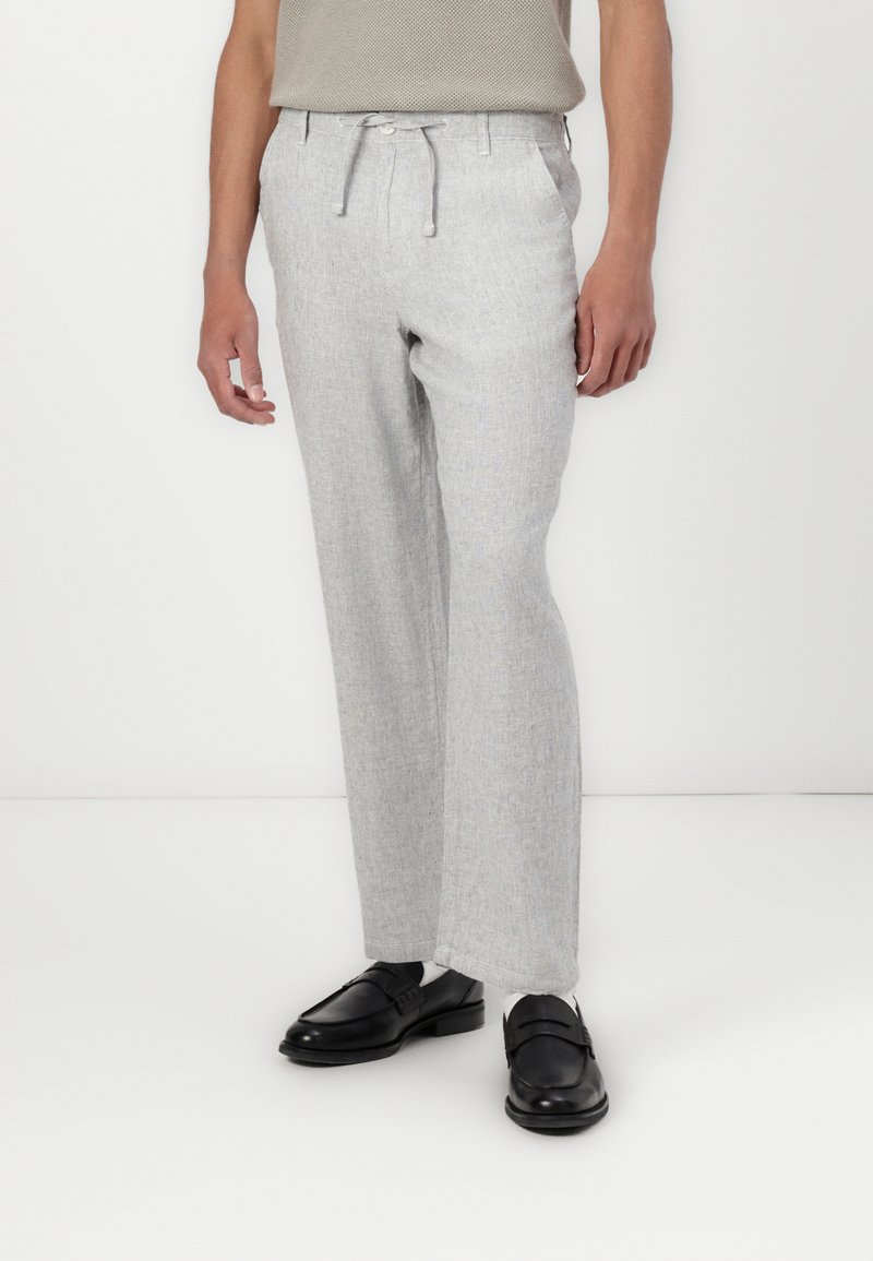 Calças em mistura de linho cinza claro com um corte descontraído, cintura elástica e cordão, apresentando bolsos laterais e uma textura suave.