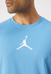 Jordan JUMPMAN SHORT SLEEVE CREW - Spordi T-särk - legend blue/white