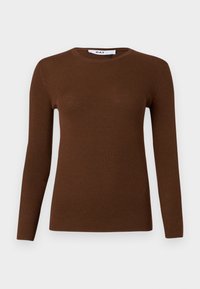 Hnedý pletený sveter s dlhými rukávmi, rebrovanou textúrou, okrúhlym výstrihom a priliehavým strihom. Štítok nesie nápis "DAY." Žiadne výrazné vzory ani ozdoby.