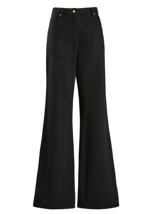 Pantalons larges noirs en tissu texturé, avec de grandes poches avant et des accents en métal doré au niveau de la taille.