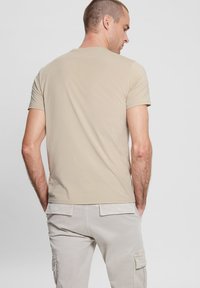 Guess MIT GESTICKTEM LOGO - T-shirt print - beige