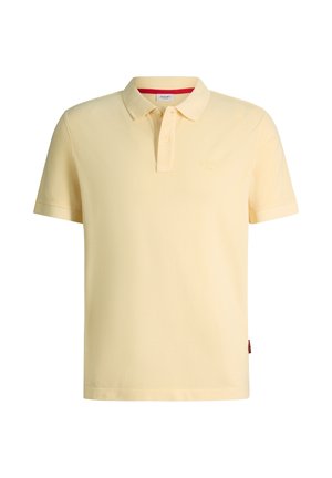 Lichtgeel polohemd met korte mouwen, dubbele knoopsluiting en subtiel logo op de linkerborst, weergegeven op witte achtergrond.