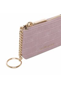 Różowy skórzany portfel z teksturą krokodyla, złotym zamkiem błyskawicznym, detalami w postaci łańcuszka i zapięciem na klucze. Nazwa marki wytłoczona na złoto.
