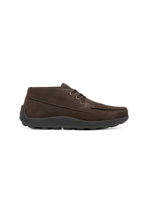 Scarpa casual da uomo in camoscio marrone scuro con allacciatura, design moc toe e suola in gomma nera, mostrata di profilo su sfondo bianco.