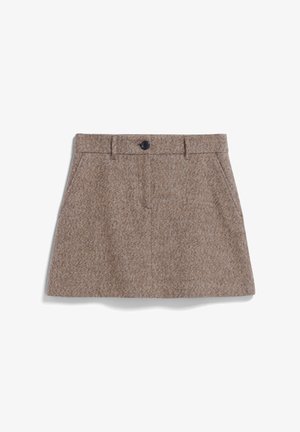 Bruine tweed mini rok met riemlussen, zijzakken en een enkele zwarte knoopsluiting bij de taille.