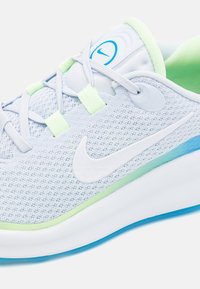 Nike Performance INFINITY FLOW UNISEX - Scarpe da corsa su strada - football grey/white/barely volt/photo blue