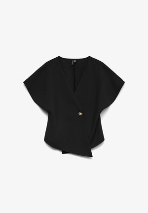 Top negro envuelto hecho de una tela liviana con mangas cortas tipo murciélago, escote en V y un botón decorativo dorado. Textura suave, diseño minimalista.