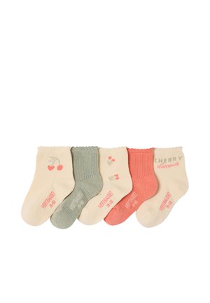 Fünf Paar Babysocken in Creme, Grün und Koralle, mit Kirschmotiven und gewellten Kanten, nebeneinander auf einem weißen Hintergrund angeordnet.