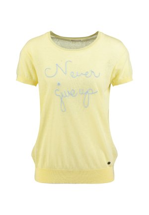 Geel breisel top met korte mouwen en ronde hals met blauwe cursieve tekst "Never give up" op de voorkant.