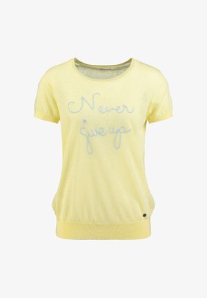 Gelbes kurzärmeliges Strickoberteil mit rundem Hals und blauem kursivem Schriftzug „Never give up“ auf der Vorderseite.