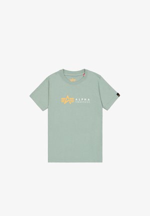 Minzgrünes Baumwoll-T-Shirt mit geripptem Rundhalsausschnitt, kurzen Ärmeln und gelbem, aufgedrucktem Logo mit dem Text "ALPHA INDUSTRIES."