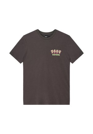 Camiseta de manga corta gris oscuro con el logo "DEUS CUSTOMS" en rosa y amarillo en el pecho izquierdo, cuello redondo, diseño sencillo.