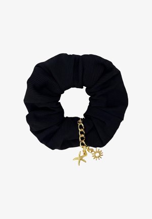 Czarna materiałowa gumka do włosów z drobnymi plisami i dwoma małymi złotymi zawieszkami, z których jedna ma kształt rozgwiazdy, a druga słońca z perłowym środkiem.