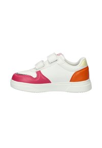 Witte sneaker met roze, oranje en gele accenten, met een gladde synthetische bovenkant, twee verstelbare banden en een gestructureerde rubberen zool.