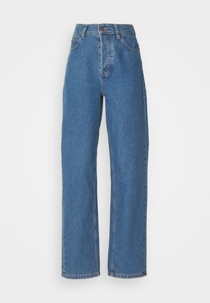 Jeans blu a vita alta e gamba dritta con una finitura sbiadita. Presentano cinque tasche, una chiusura con bottone e dettagli di cucitura sottili.
