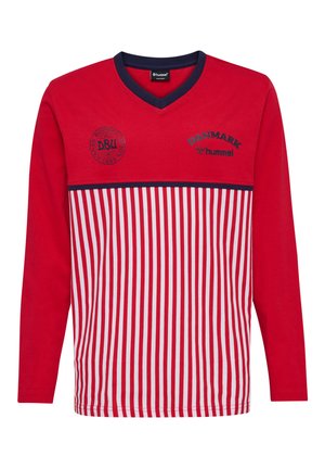Rotes langärmeliges Sportshirt mit V-Ausschnitt und weißen sowie roten vertikalen Streifen, mit den Logos "Danmark" und "DSU" sowie Hummel-Branding auf der Brust.