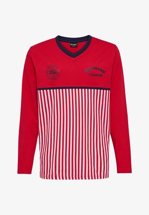 Czerwona sportowa koszulka z długim rękawem i dekoltem w serek, z pionowymi białymi i czerwonymi paskami, z logo "Danmark" i "DSU" oraz marką Hummel na klatce piersiowej.