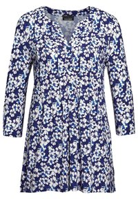 Blumen-Tunika mit navyfarbenem Hintergrund, Muster aus weißen und blauen Blumen, langen Ärmeln, plissee Design und V-Ausschnitt.