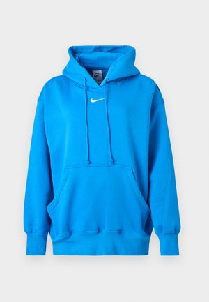 Φούτερ Nike σε έντονο μπλε χρώμα με μπροστινή τσέπη τύπου καγκουρό, κουκούλα με κορδόνι, ριμπ μανσέτες και λευκό λογότυπο Nike Swoosh στο στήθος.