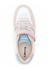Scarpa da ginnastica per bambino con dettagli rosa, bianco e blu, con lacci e cinturino in Velcro, logo Levi's sulla lingua e sulla soletta, vista dall'alto.