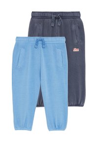 Twee paren joggingbroeken: één lichtblauw, één donkergrijs. Beide hebben elastische taillebands, verstelbare koorden en zijzakken.