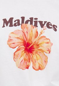 Texte en gras « Maldives » au-dessus d'une grande fleur d'hibiscus orange et jaune détaillée sur fond blanc.