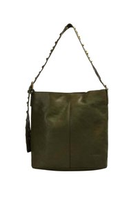 Bolso de cuero en verde oliva con una textura suave, correa ajustable con remaches decorativos en dorado, y un diseño simple y estructurado.