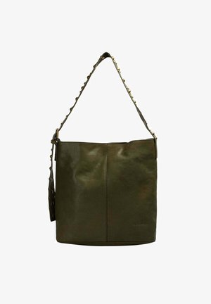 Bolso de cuero en verde oliva con una textura suave, correa ajustable con remaches decorativos en dorado, y un diseño simple y estructurado.