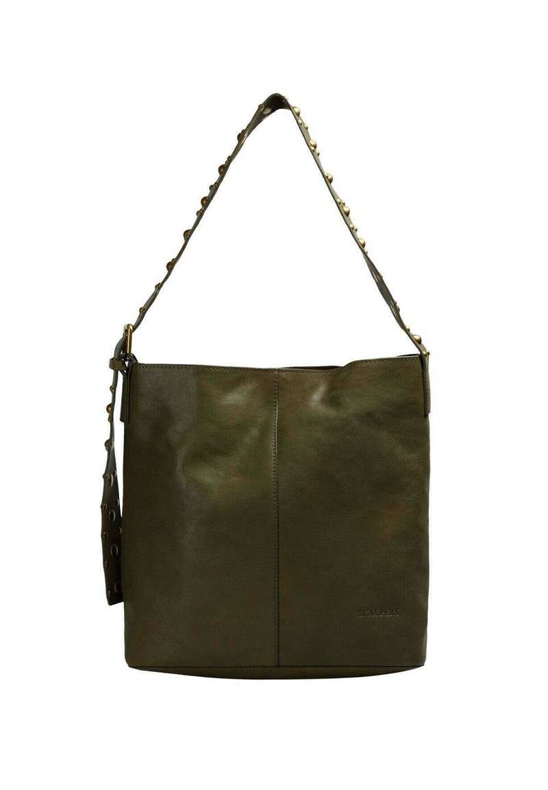 Bolso de cuero en verde oliva con una textura suave, correa ajustable con remaches decorativos en dorado, y un diseño simple y estructurado.