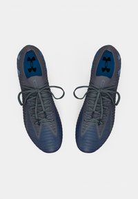 Scarpe sportive con una parte superiore texture di un blu scuro, lacci grigi e una soletta blu con un logo. Progettate con una silhouette snella.