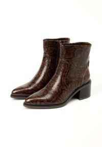 Bottines en simili cuir serpent marron, à bout pointu, petit talon bloc, fermeture éclair sur le côté, motif texturé avec une finition glossy.