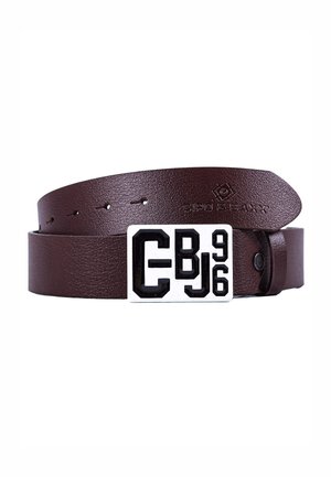 Bruine leren riem met een zilveren rechthoekige gesp met reliëf zwarte letters. De riem is glad met gelijkmatig verdeelde gaatjes.