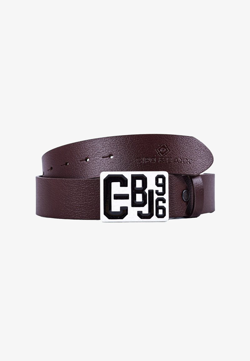 Cintura in pelle marrone con fibbia rettangolare in argento e lettering nero in rilievo. La cintura è liscia e presenta fori distanziati in modo uniforme.
