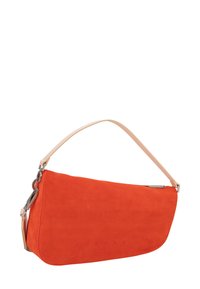 Torba iz oranžnega semiša z gladko teksturo, s ukrivljeno obliko in svetlo naramnico. Na sprednji strani je embosiran logotip.