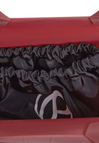 Rød taske med en mat overflade, der har en samlet indvendig i sort nylon. Fôret inkluderer et trykt logo på det sorte stof.