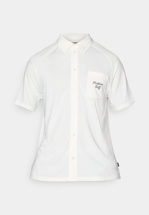 Hvit kortermet polo skjorte med knapplukking, teksturert stoff og venstre brystlomme med svart brodert tekst.