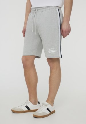 Szare szorty z mieszanki bawełny z elastycznym paskiem w talii, sznurkiem, bocznymi paskami oraz białym nadrukiem logo na lewej udzie.
