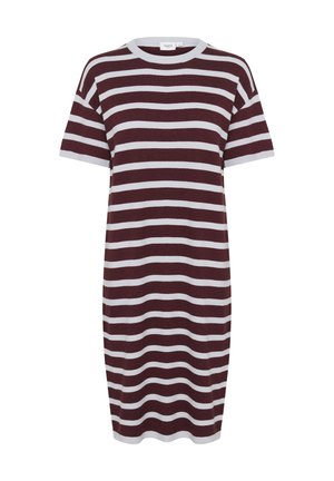 Csíkos ruha bordó és világosszürke színben, kerek nyakkivágással, rövid ujjakkal, térd hosszúságú fazonnal és puha kötött textúrával.