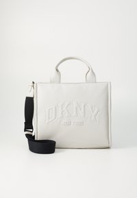 Weiße Leder-Tote-Tasche mit prägtem "DKNY NEW YORK"-Logo. Verfügt über kurze Griffe und einen abnehmbaren schwarzen Schultergurt. Rechteckige Form.