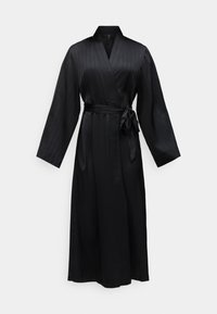 Μαύρο σατέν ρόμπα με σχέδιο περιτυλίγματος, μακριά μανίκια και φιόγκο στη μέση. Διαθέτει υφή ραβδώσεων και είναι σε μήκος μέχρι το πάτωμα.