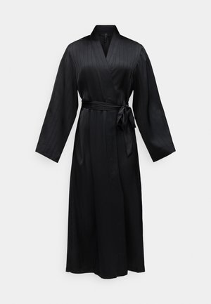 Sort satin morgenkåbe med en omslag-design, lange ærmer og en knyttet talje. Har stribede teksturer og en gulvlængde.
