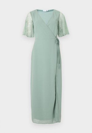 Svetlozelené zavinovacie šaty s čipkovými krátkymi rukávmi, výstrihom do V, zaväzovaním v páse na boku a rozparkom na pravej strane sukne.