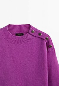 Maglione viola lavorato a maglia con colletto a girocollo a coste e bottoni decorativi sulla spalla. Texture morbida con una vestibilità rilassata.