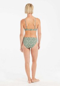 Žalias maudymosi bikini su geometriniu raštu, reguliuojamos petnešos ir užsegimas nugaroje. Apačia yra aukštu liemeniu su pilnu dengimu.